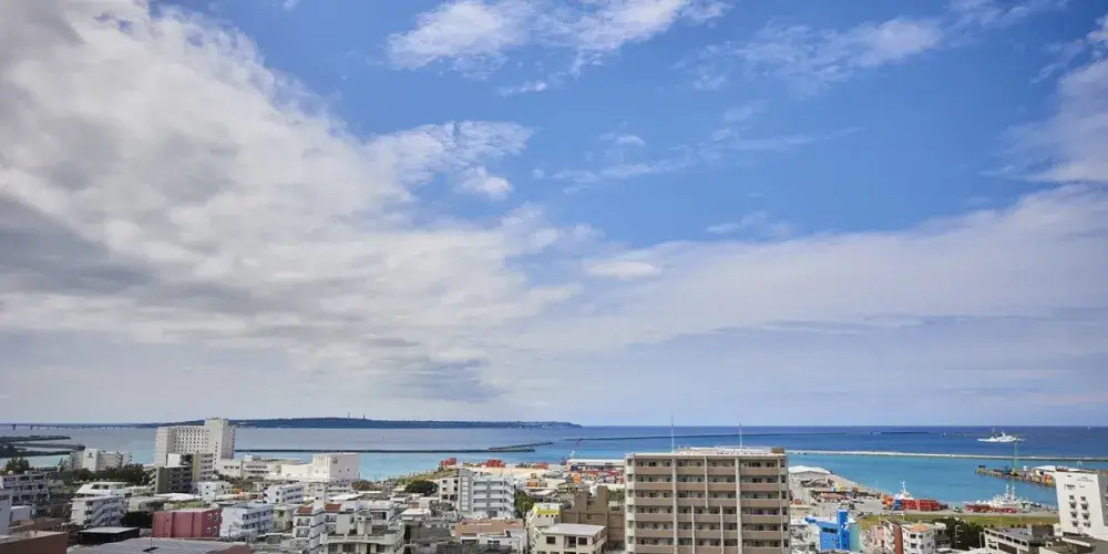 2025年4月オープン！屋上から海をのぞむ宮古島のビジネスホテルで、フロントスタッフ募集◎未経験からのチャレンジも歓迎