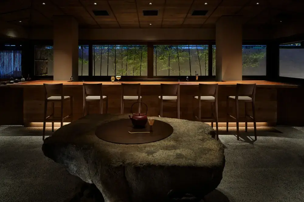 ”日本ならではの旅館のよさ”を追求する。都心にいながら里山の温泉地のようにくつろげる温泉旅館で、質の高いおもてなしを。｜レストラン・茶寮・バーのホールスタッフ募集