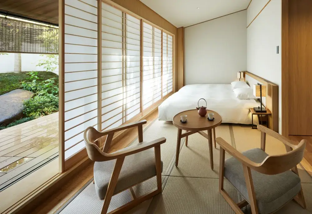 ”日本ならではの旅館のよさ”を追求する。都心にいながら里山の温泉地のようにくつろげる温泉旅館で、質の高いおもてなしを。｜レストラン・茶寮・バーのホールスタッフ募集