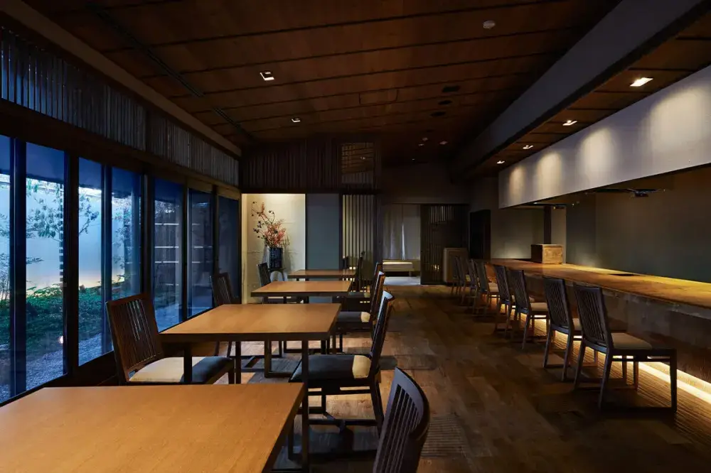 ”日本ならではの旅館のよさ”を追求する。都心にいながら里山の温泉地のようにくつろげる温泉旅館で、質の高いおもてなしを。｜レストラン・茶寮・バーのホールスタッフ募集