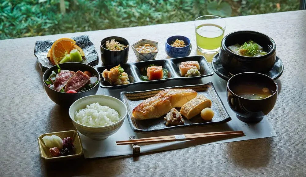 ”日本ならではの旅館のよさ”を追求する。都心にいながら里山の温泉地のようにくつろげる温泉旅館で、質の高いおもてなしを。｜レストラン・茶寮・バーのホールスタッフ募集