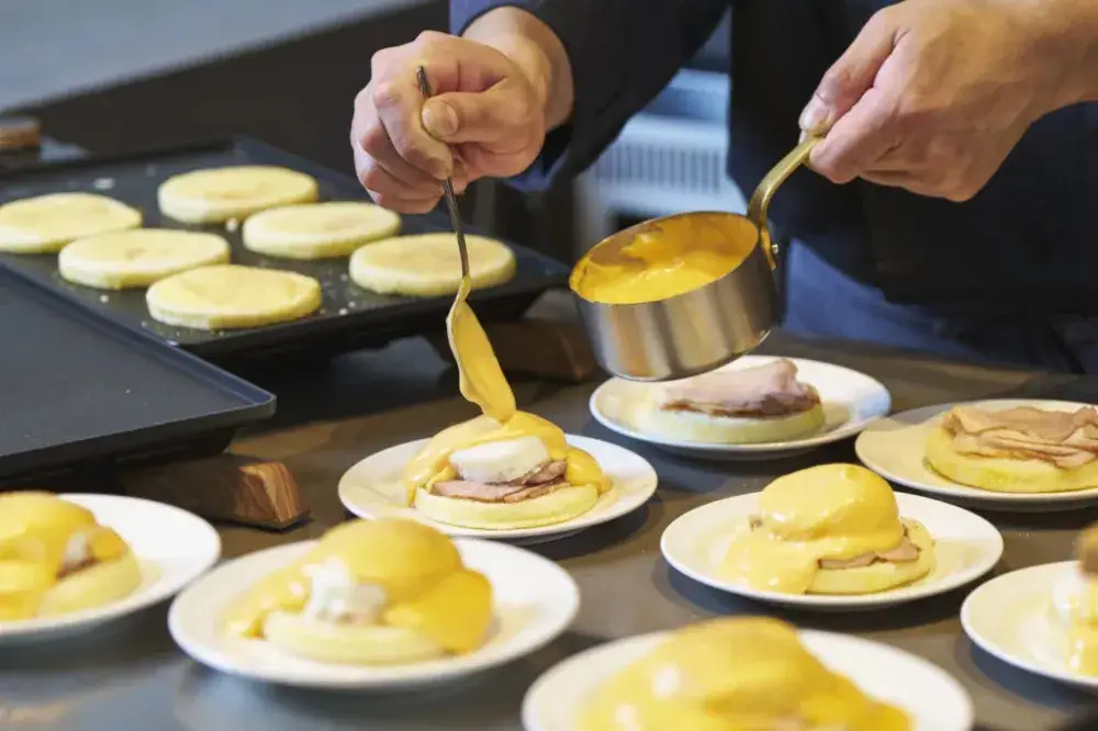 年間休日117日＆残業は月4.3時間程度◎自然豊かな環境で、仕事もプライベートも心から「楽しく」！沖縄のアーバンリゾートでホールスタッフを募集。島外からの移住も支援