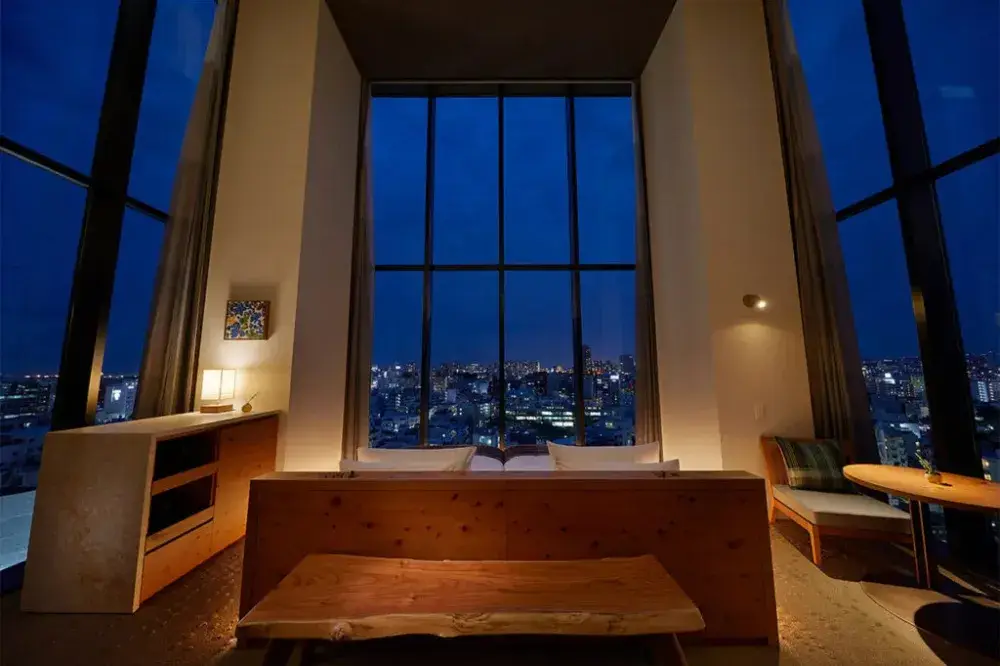 年間休日117日＆残業は月4.3時間程度◎自然豊かな環境で、仕事もプライベートも心から「楽しく」！沖縄のアーバンリゾートでホールスタッフを募集。島外からの移住も支援