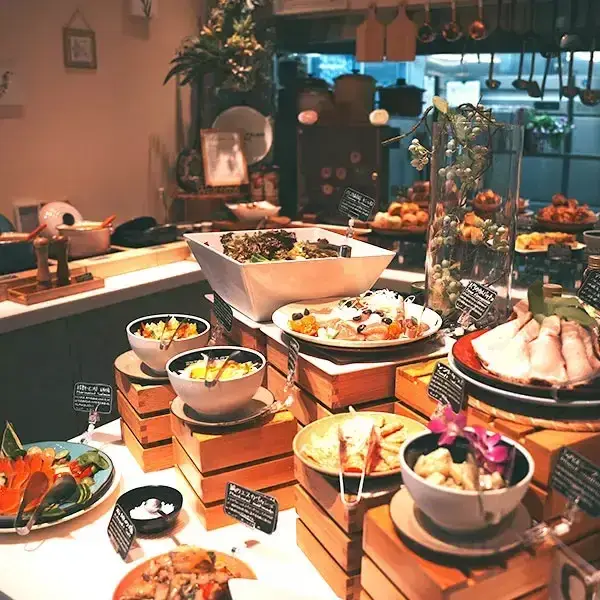 ゲストの1日の始まりを、鮮やかに彩るひとときを。朝食にとことんこだわる石垣島のホテルで、フロントスタッフ募集！移住サポート充実