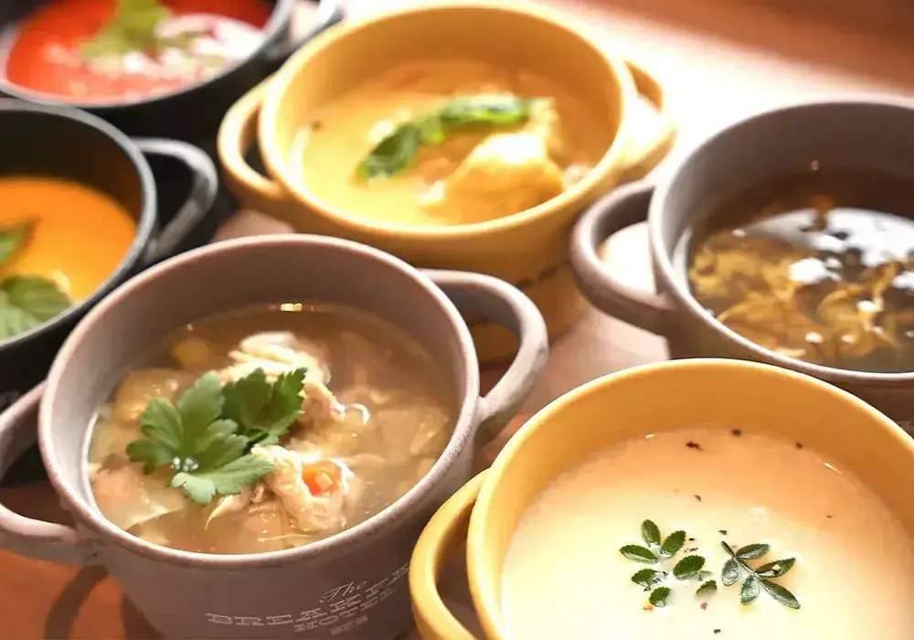 ゲストの1日の始まりを、鮮やかに彩るひとときを。朝食にとことんこだわる石垣島のホテルで、フロントスタッフ募集！移住サポート充実