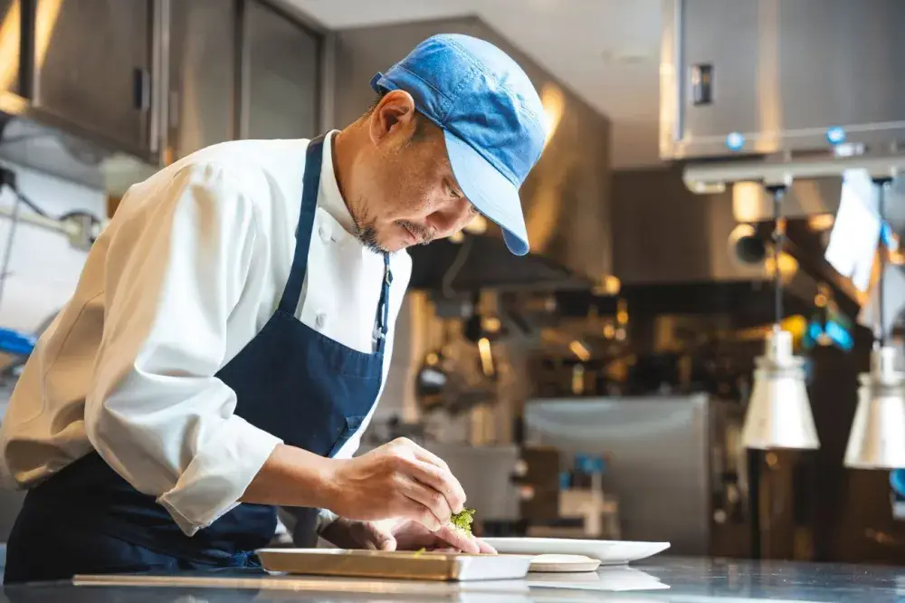 年間休日117日！家具家電付き＆家賃3万円代の寮あり◎暮らしもキャリアも自分らしく。宮古島のホテルでキッチンマネージャーの経験を積むチャンス！