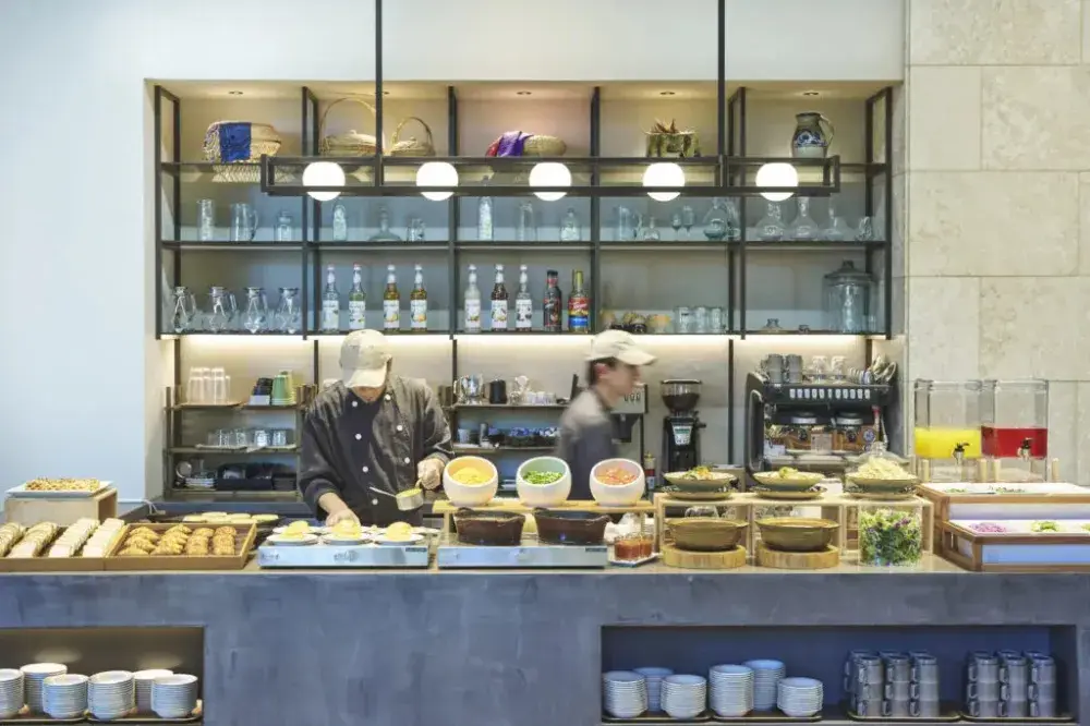 年間休日117日＆残業は月4.3時間程度◎自然豊かな環境で、仕事もプライベートも心から「楽しく」！沖縄のアーバンリゾートでホールスタッフを募集。島外からの移住も支援