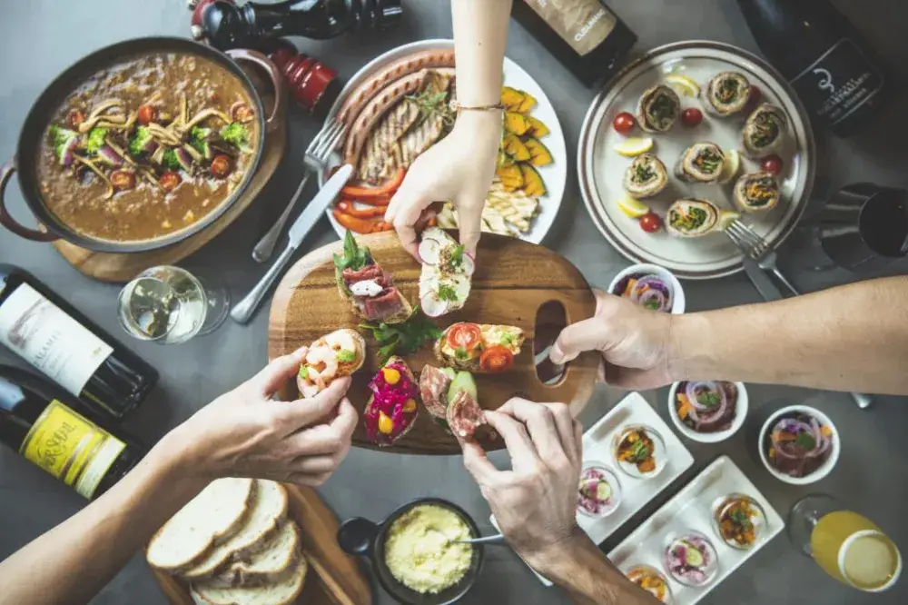 年間休日117日＆残業は月4.3時間程度◎自然豊かな環境で、仕事もプライベートも心から「楽しく」！沖縄のアーバンリゾートでホールスタッフを募集。島外からの移住も支援