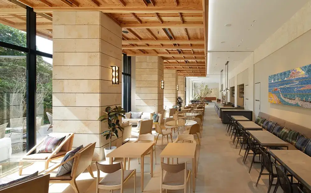 年間休日117日＆残業は月4.3時間程度◎自然豊かな環境で、仕事もプライベートも心から「楽しく」！沖縄のアーバンリゾートでホールスタッフを募集。島外からの移住も支援