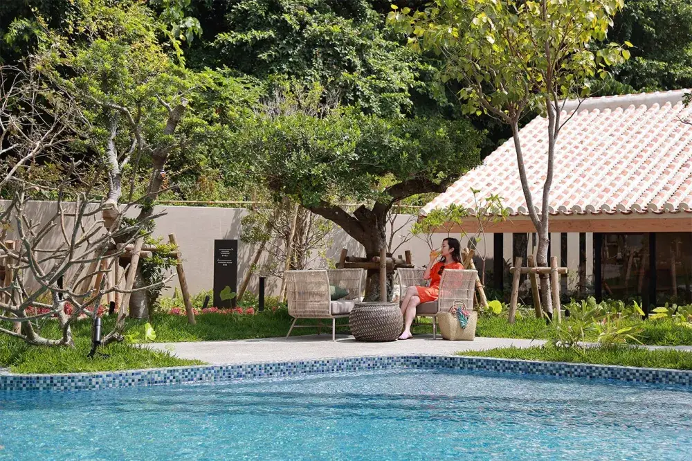 年間休日117日＆残業は月4.3時間程度◎自然豊かな環境で、仕事もプライベートも心から「楽しく」！沖縄のアーバンリゾートでホールスタッフを募集。島外からの移住も支援