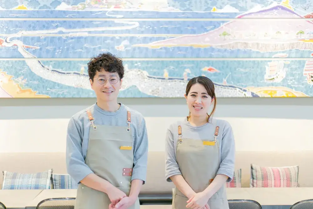 年間休日117日＆残業は月4.3時間程度◎自然豊かな環境で、仕事もプライベートも心から「楽しく」！沖縄のアーバンリゾートでホールスタッフを募集。島外からの移住も支援