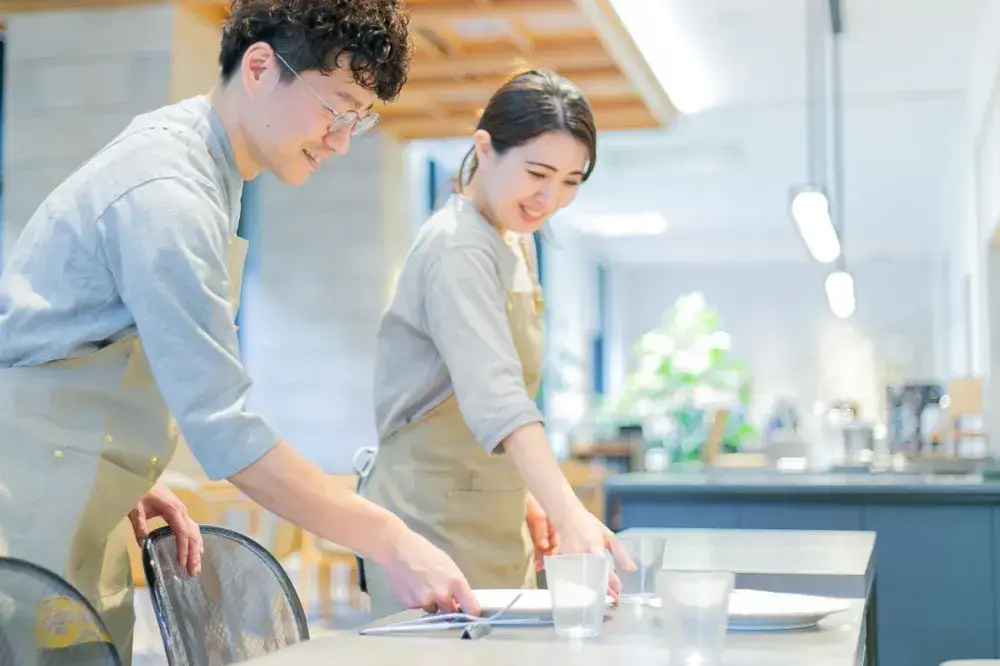 年間休日117日＆残業は月4.3時間程度◎自然豊かな環境で、仕事もプライベートも心から「楽しく」！沖縄のアーバンリゾートでホールスタッフを募集。島外からの移住も支援