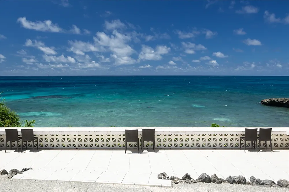 たった6棟だけの、”自分だけの楽園”。伊良部ブルーの海に囲まれたオールスイートヴィラで、極上のおもてなしを創り上げるサービススタッフ募集。