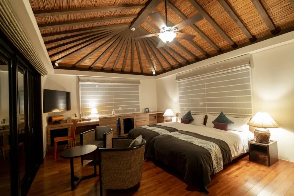 あなたの経験や感性を最大限に活かして、「食」から感動を創り上げませんか？伊良部島のオーシャンフロントにたたずむ、全6棟のヴィラリゾートで料理長募集！