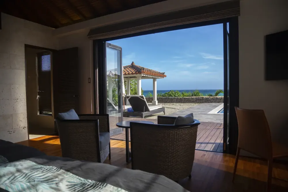 あなたの経験や感性を最大限に活かして、「食」から感動を創り上げませんか？伊良部島のオーシャンフロントにたたずむ、全6棟のヴィラリゾートで料理長募集！