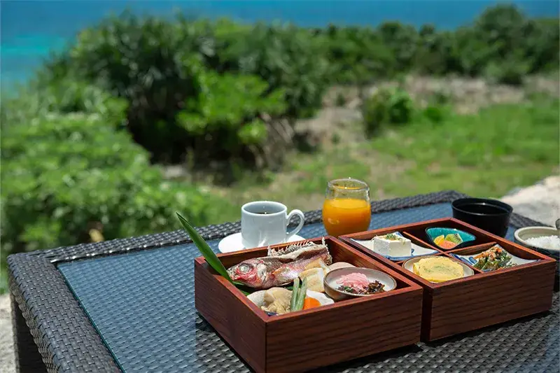 あなたの経験や感性を最大限に活かして、「食」から感動を創り上げませんか？伊良部島のオーシャンフロントにたたずむ、全6棟のヴィラリゾートで料理長募集！