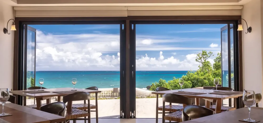 伊良部島のオーシャンフロントにたたずむ、全6棟のオールスイートヴィラ。サービスマネージャーとして、楽園のような極上のくつろぎ体験を創り上げませんか？