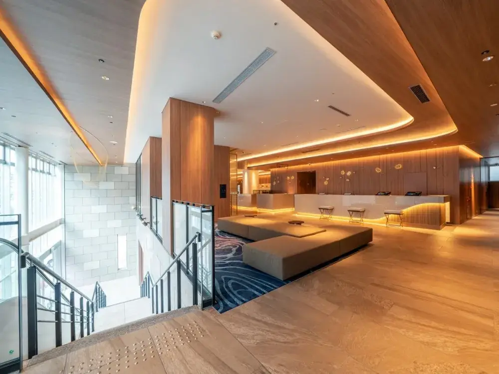 経験者募集！接客経験を活かし、フロント業務＋スタッフ育成・業務改善を担うホテルマネジメント（主任/チーフ）