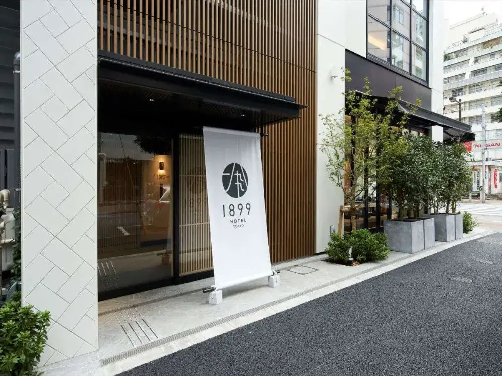 お茶の魅力を国内外へ発信！フロント業務に加え、新商品開発やWeb販売戦略まで幅広く挑戦できる、日本茶専門ホテルのフロントを募集。