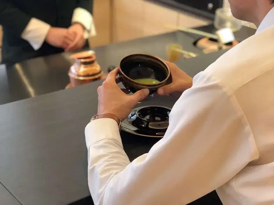 お茶の魅力を国内外へ発信！フロント業務に加え、新商品開発やWeb販売戦略まで幅広く挑戦できる、日本茶専門ホテルのフロントを募集。