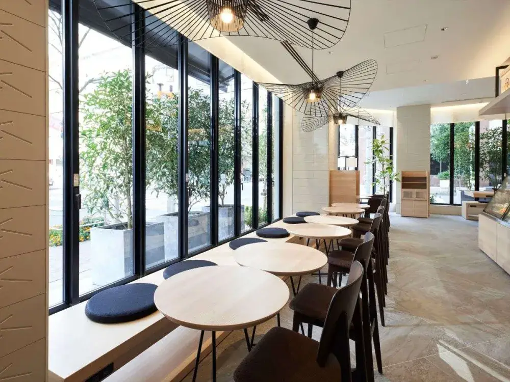 お茶の魅力を国内外へ発信！フロント業務に加え、新商品開発やWeb販売戦略まで幅広く挑戦できる、日本茶専門ホテルのフロントを募集。