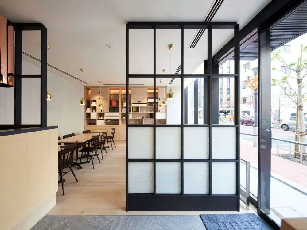 お茶の魅力を国内外へ発信！フロント業務に加え、新商品開発やWeb販売戦略まで幅広く挑戦できる、日本茶専門ホテルのフロントを募集。