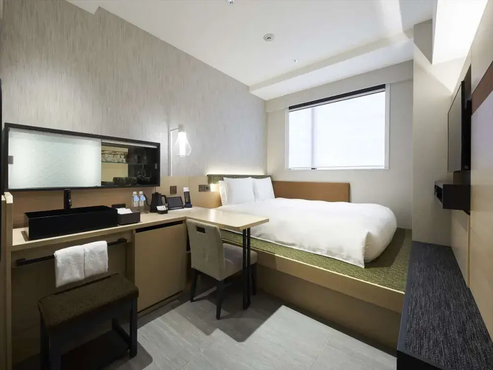 お茶の魅力を国内外へ発信！フロント業務に加え、新商品開発やWeb販売戦略まで幅広く挑戦できる、日本茶専門ホテルのフロントを募集。