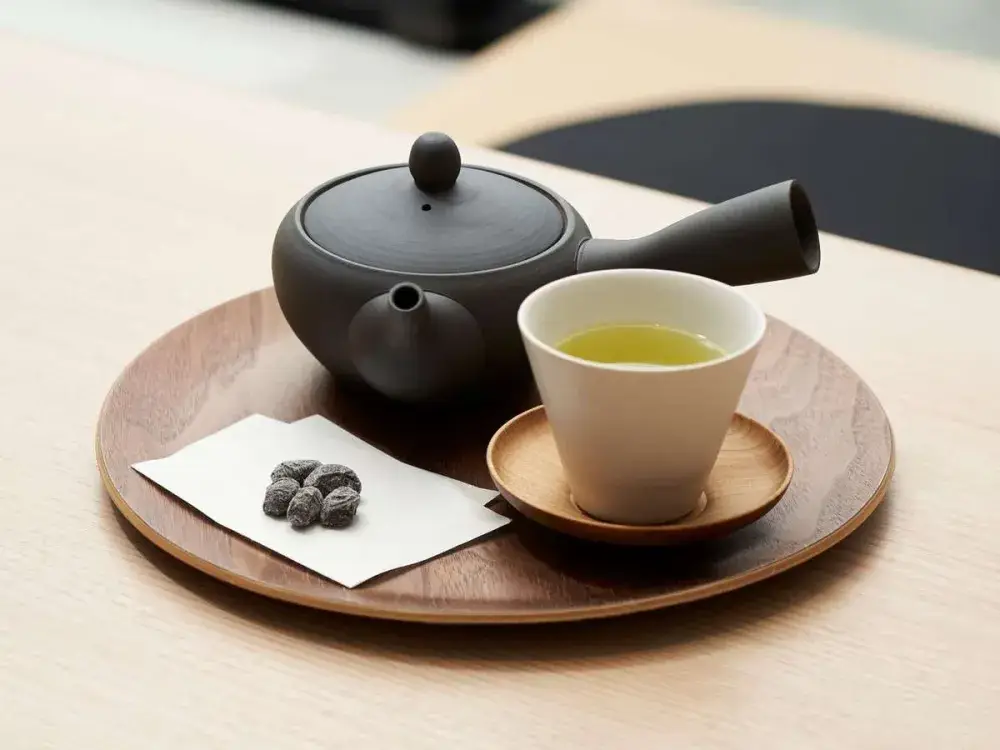 お茶の魅力を国内外へ発信！フロント業務に加え、新商品開発やWeb販売戦略まで幅広く挑戦できる、日本茶専門ホテルのフロントを募集。