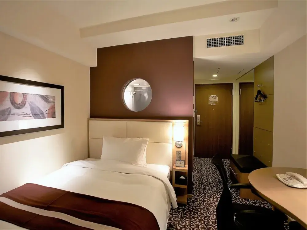 【創業120余年の伝統を継承】上質な空間とおもてなしを創る！企画開発・Web販売・若手育成に挑戦し、ホテルの未来を担うフロントスタッフを募集！