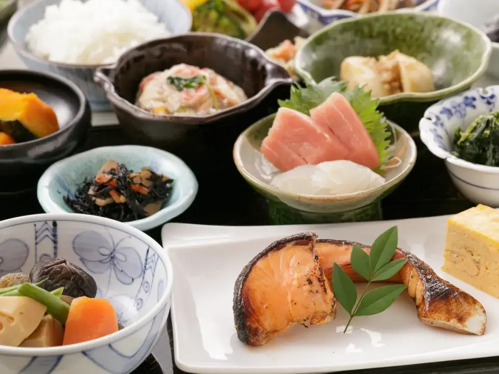 【創業120余年の伝統を継承】上質な空間とおもてなしを創る！企画開発・Web販売・若手育成に挑戦し、ホテルの未来を担うフロントスタッフを募集！