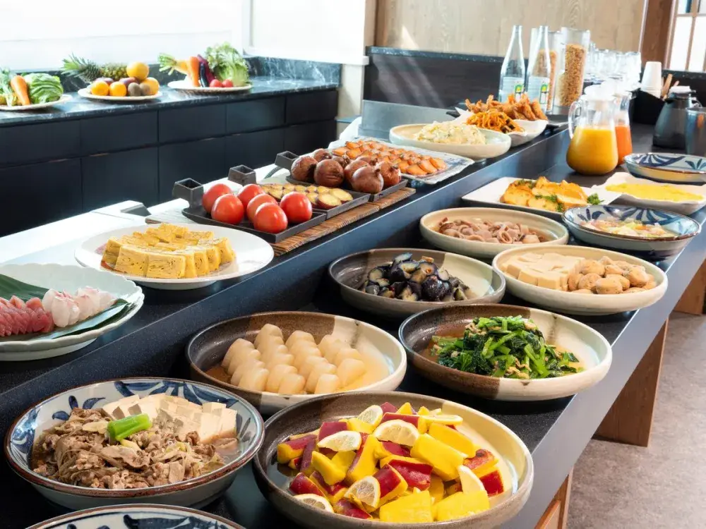 【創業120余年の伝統を継承】上質な空間とおもてなしを創る！企画開発・Web販売・若手育成に挑戦し、ホテルの未来を担うフロントスタッフを募集！