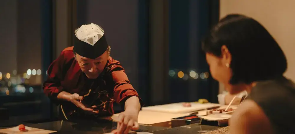 「フェアモント」というグローバルな環境で、唯一無二の一貫を追求する。伝統のその先を目指す、鮨レストランのジュニアスーシェフ募集