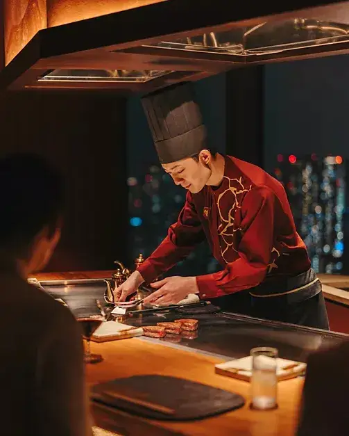 伝統と革新が織りなすニューオーセンティックな鉄板焼レストラン。世界を魅了する一流の環境で次世代のリーダーを目指せる、ジュニアスーシェフ募集