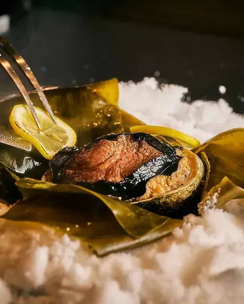 伝統と革新が織りなすニューオーセンティックな鉄板焼レストラン。世界を魅了する一流の環境で次世代のリーダーを目指せる、ジュニアスーシェフ募集