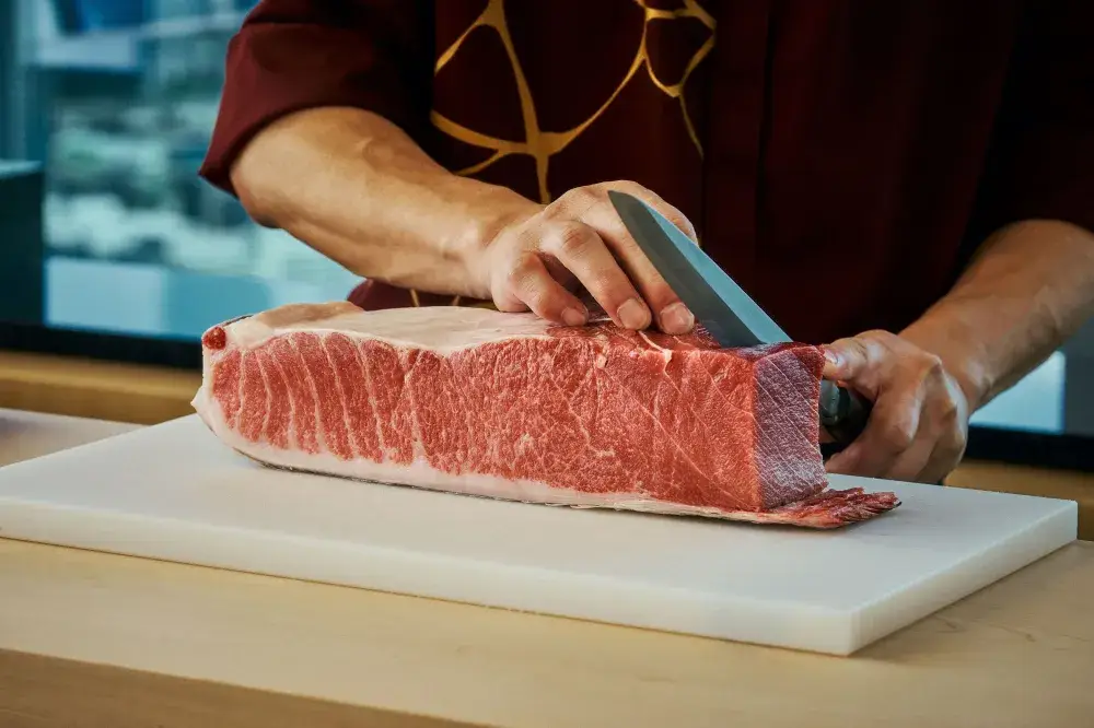 「フェアモント」というグローバルな環境で、唯一無二の一貫を追求する。伝統のその先を目指す、鮨レストランのジュニアスーシェフ募集