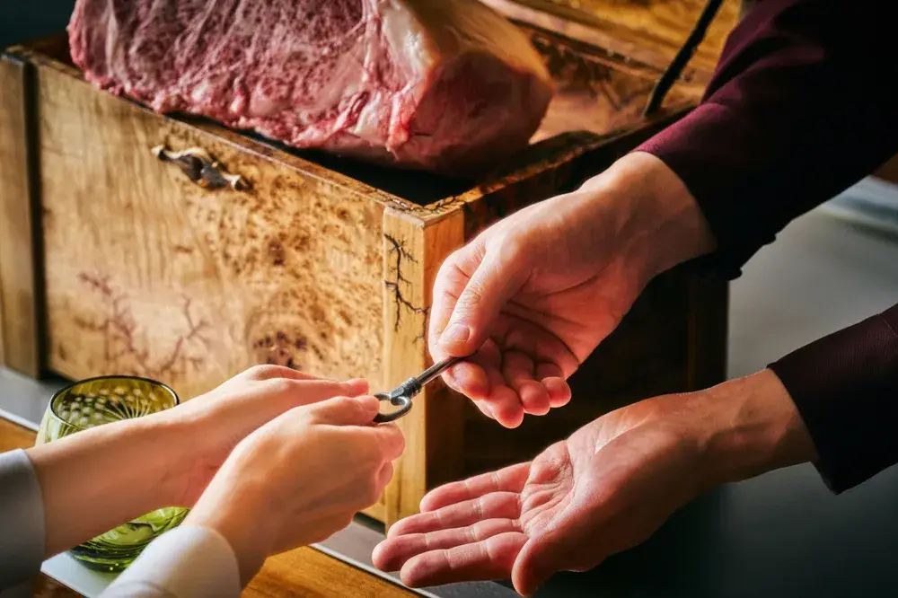 伝統と革新が織りなすニューオーセンティックな鉄板焼レストラン。世界を魅了する一流の環境で次世代のリーダーを目指せる、ジュニアスーシェフ募集