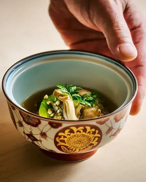 「フェアモント」というグローバルな環境で、唯一無二の一貫を追求する。伝統のその先を目指す、鮨レストランのジュニアスーシェフ募集