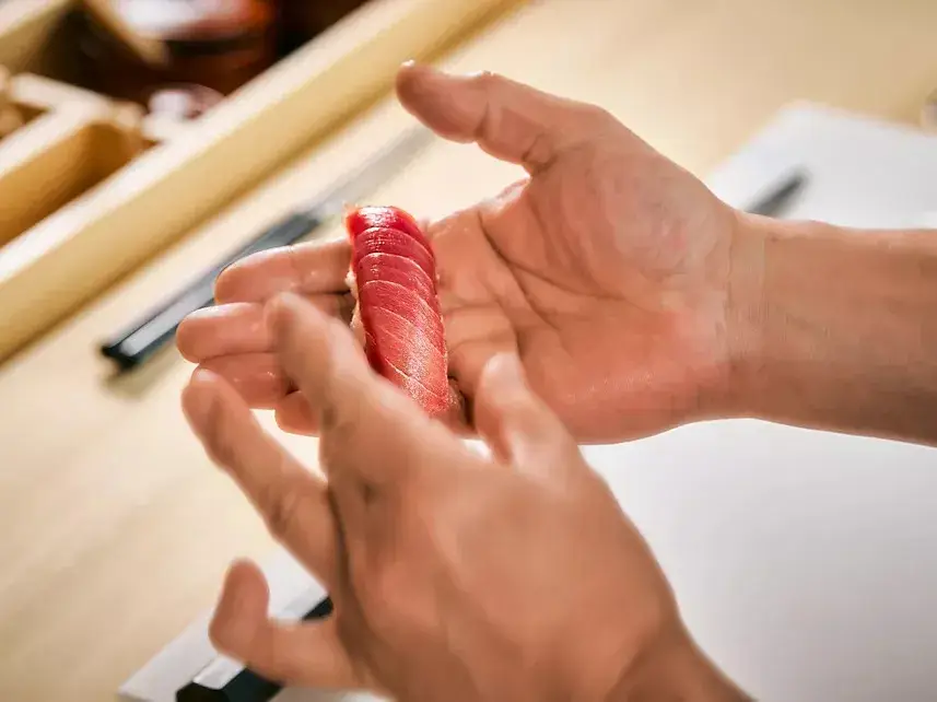 「フェアモント」というグローバルな環境で、唯一無二の一貫を追求する。伝統のその先を目指す、鮨レストランのジュニアスーシェフ募集