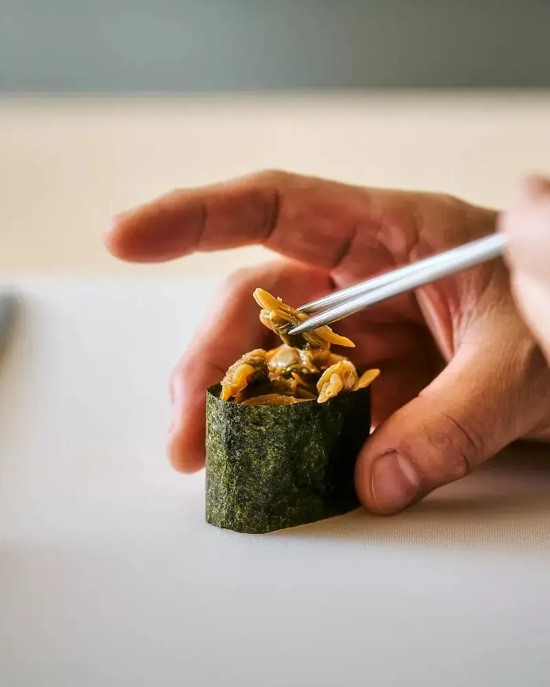 「フェアモント」というグローバルな環境で、唯一無二の一貫を追求する。伝統のその先を目指す、鮨レストランのジュニアスーシェフ募集