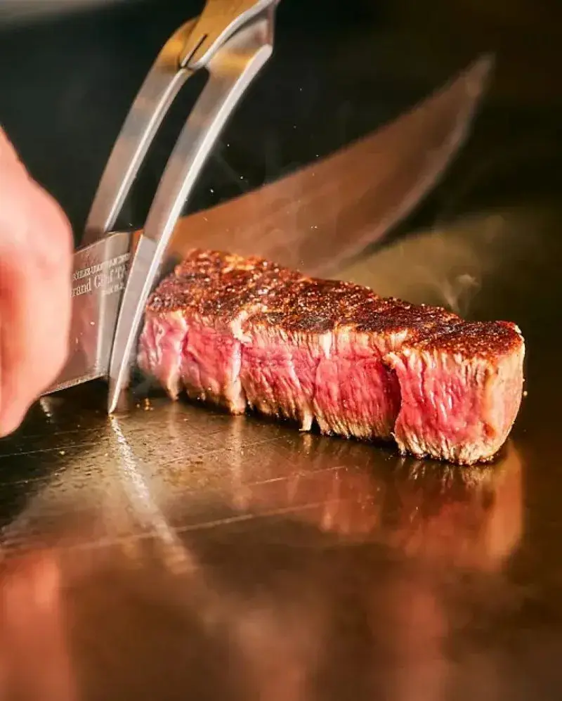 伝統と革新が織りなすニューオーセンティックな鉄板焼レストラン。世界を魅了する一流の環境で次世代のリーダーを目指せる、ジュニアスーシェフ募集