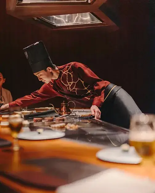 伝統と革新が織りなすニューオーセンティックな鉄板焼レストラン。世界を魅了する一流の環境で次世代のリーダーを目指せる、ジュニアスーシェフ募集