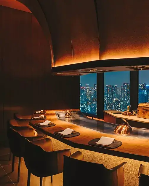 伝統と革新が織りなすニューオーセンティックな鉄板焼レストラン。世界を魅了する一流の環境で次世代のリーダーを目指せる、ジュニアスーシェフ募集