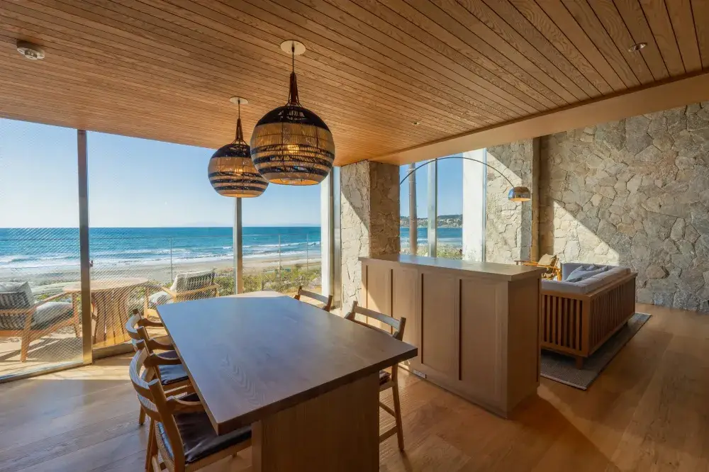 海のそばで、自分を磨き、ブランドを創る。UMITOであなたのキャリアを深く、豊かに広げていこう。ホテル運営スタッフ募集