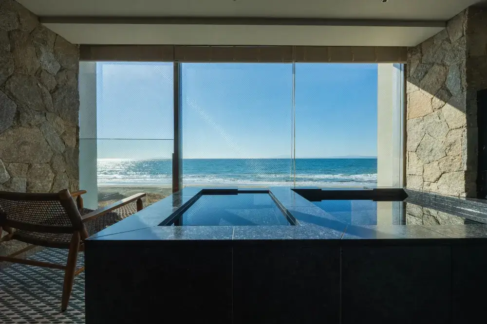 海のそばで、自分を磨き、ブランドを創る。UMITOであなたのキャリアを深く、豊かに広げていこう。ホテル運営スタッフ募集