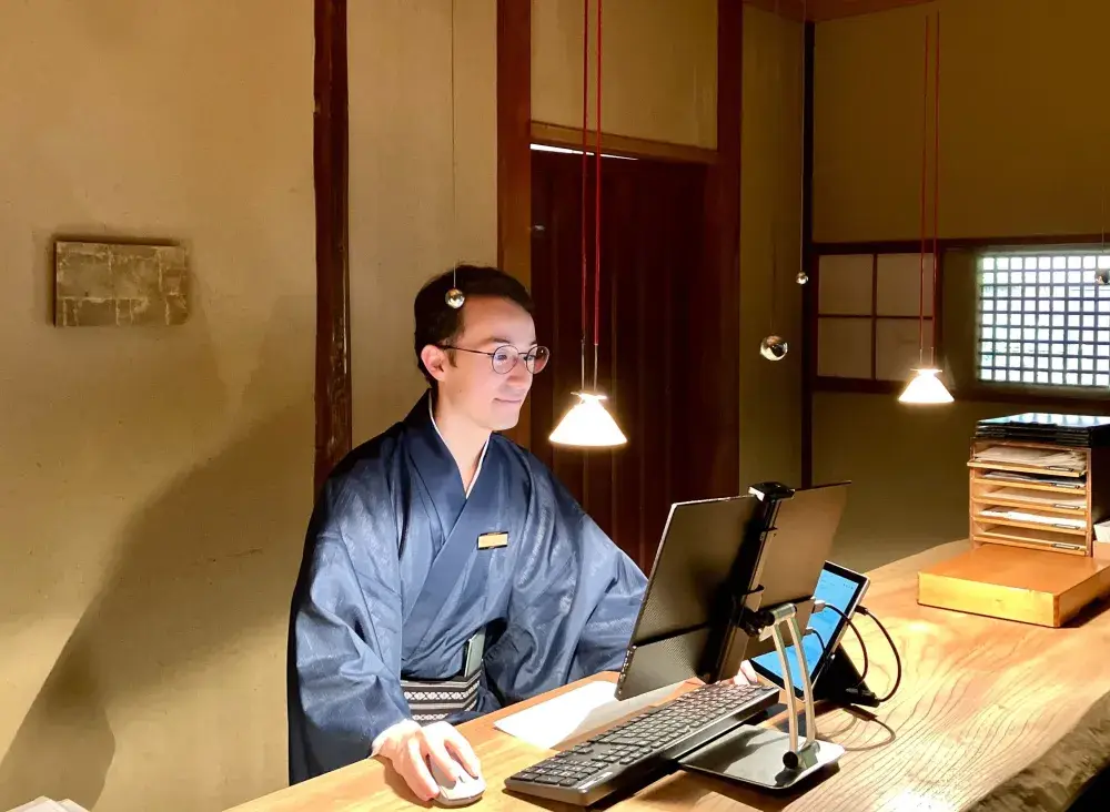 京都・祇園で非日常を提供するラグジュアリーホテルのフロント(コンシェルジュ)を募集！