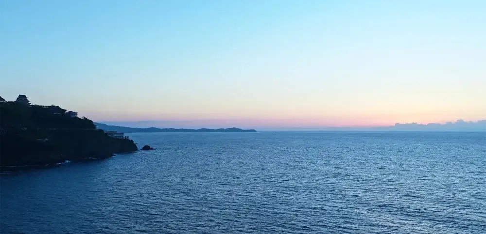 「海の最前列」が、あなたの新しい職場。 一生モノのスキルを、日本屈指の絶景リゾートで磨き上げる。ホテル運営スタッフ募集