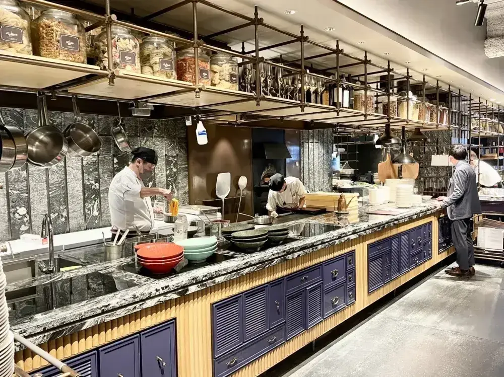 地元食材を活かした料理を、あなたの手で生み出す。リーダークラスの方まで採用中！ピザ焼き経験者の方も歓迎！洋食調理スタッフ募集