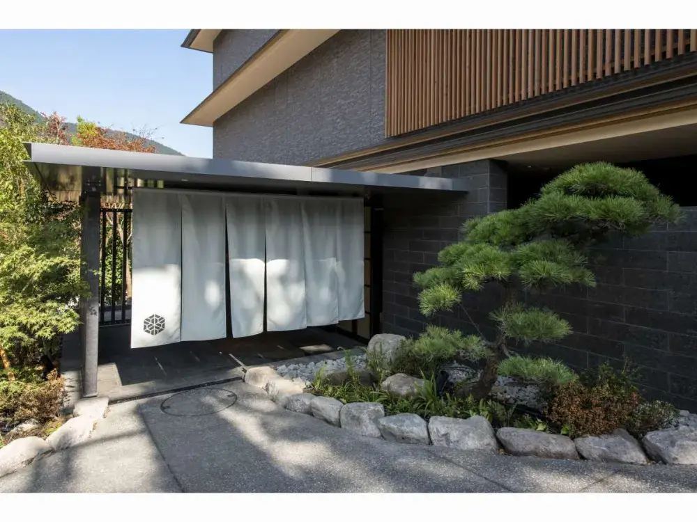 箱根の絶景とともに、旬の食材を鉄板料理で魅了する——調理（グリルレストラン）スタッフ募集