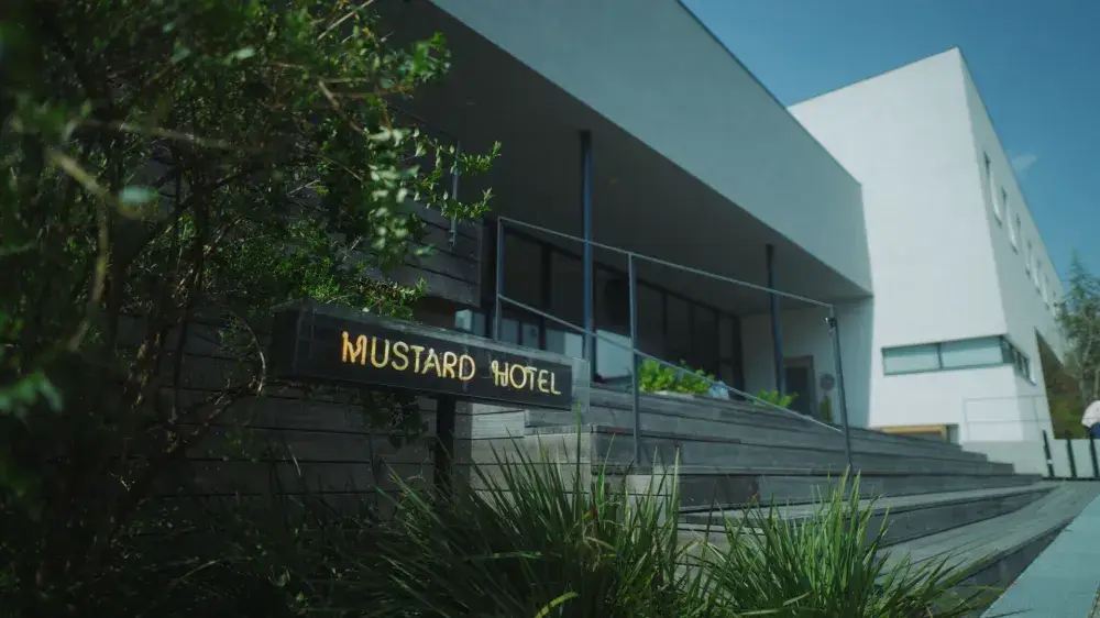 下北沢の人気ホテルでフロントスタッフ募集【MUSTARD HOTEL SHIMOKITAZAWA】