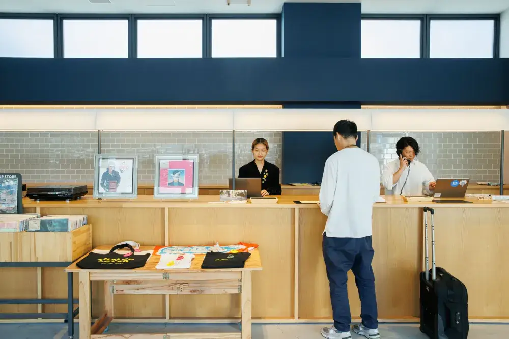 下北沢の人気ホテルでフロントスタッフ募集【MUSTARD HOTEL SHIMOKITAZAWA】